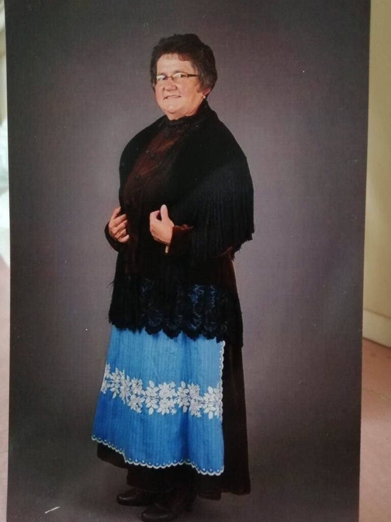 starsza kobieta w stroju Śląskim z XX wieku, po babce