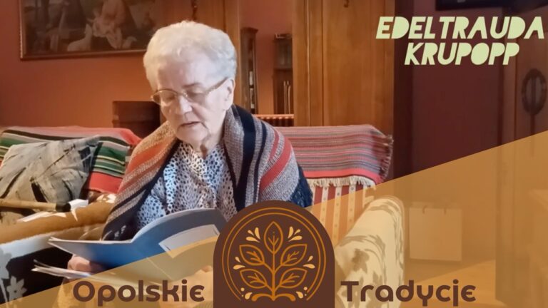 Baner do postu, starsza kobieta siedzi z otwartym dużym zeszytem z którego czyta.