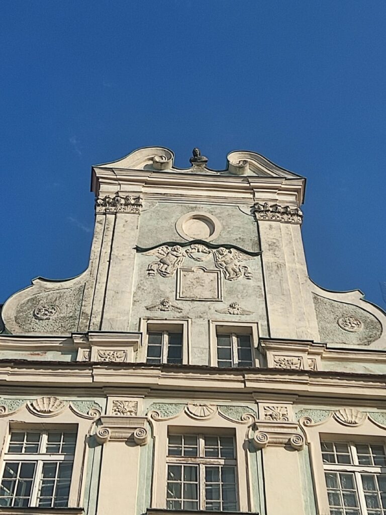 szczyt zabytkowej kamienicy