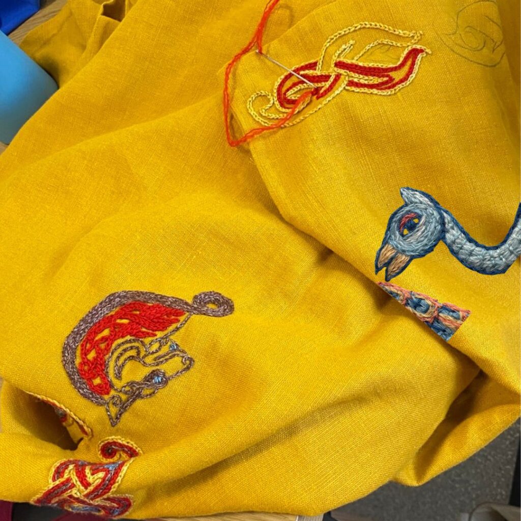 żółta tkanina z wyszytymi elementami