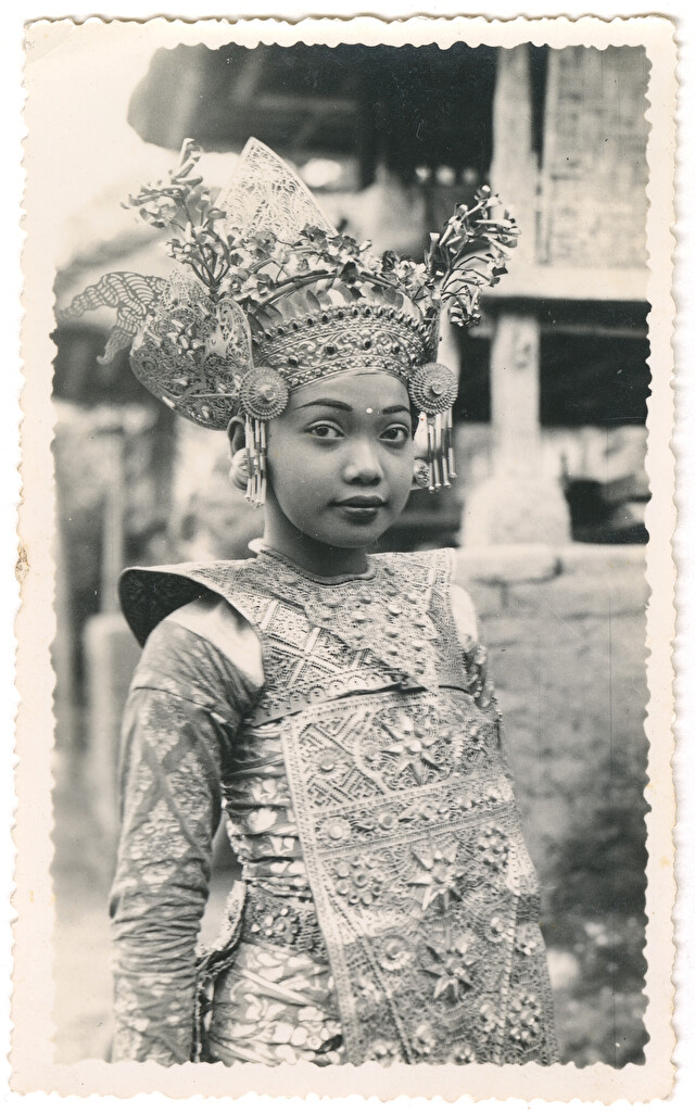 Fotografia czarno-biała kobiety w tradycyjnym stroju ludowym z Bali.