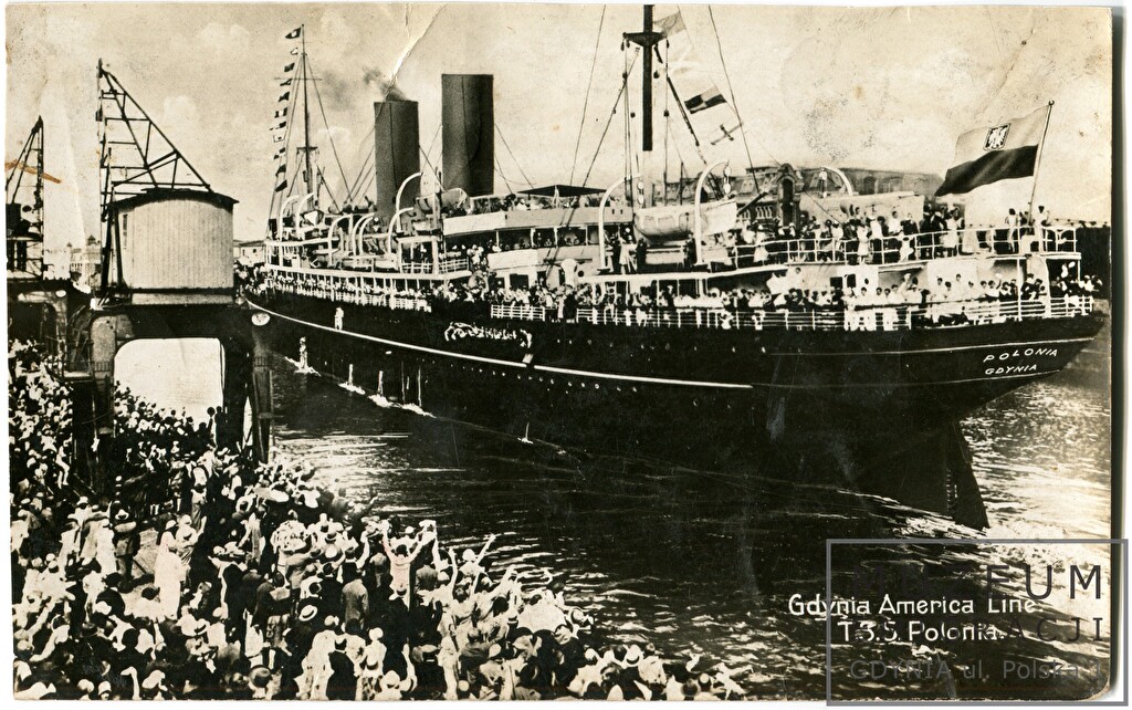 Pocztówka przedstawiająca statek S_S _Polonia_ i wiwatujący tłum na nabrzeżu. - Muzeum Emigracji w Gdyni