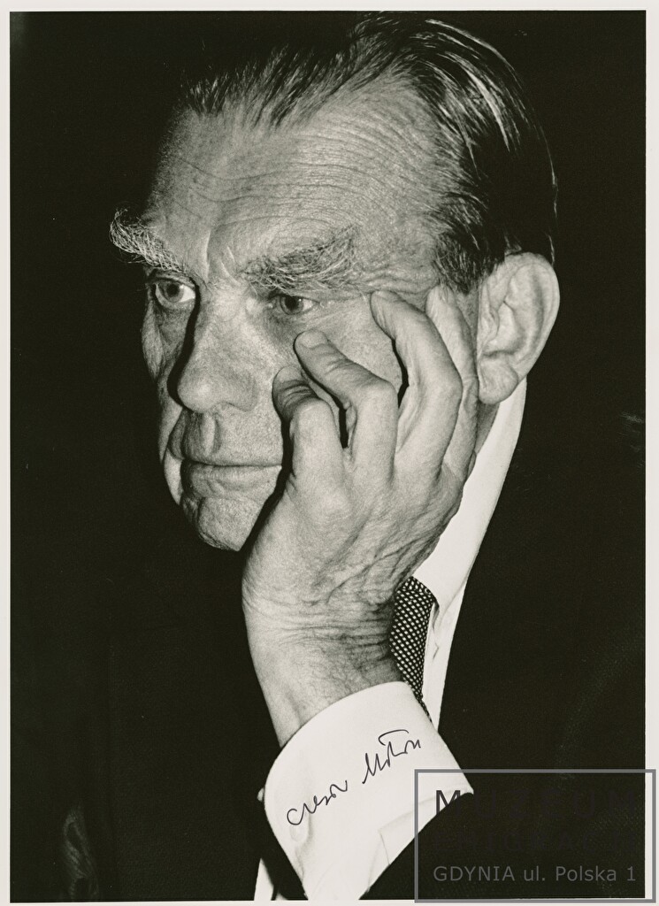 Portret Czesława Miłosza z podpisem poety. - Muzeum Emigracji w Gdyni, fot. Muzeum Emigracji w Gdyni